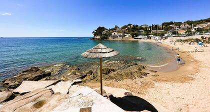 Appartement climatisé pour 4 personnes avec vue mer et plage privée à Carqueiranne