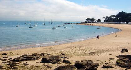 Typical house in Noirmoutier with enclosed garden and parking, beach 50 meters