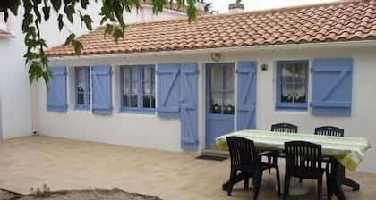 Casa típica en Noirmoutier con jardín cerrado y estacionamiento, playa a 50 metros.