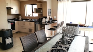 Cottage Deluks, 2 kamar tidur, Bebas Asap Rokok | Makan di kamar