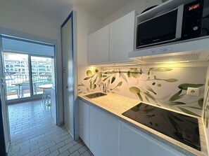 Fridge, microwave, dishwasher, cookware/dishes/utensils