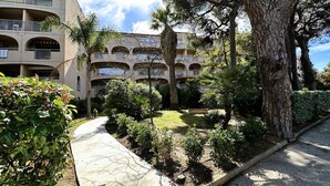 A multi-story hotel with balconies, surrounded by well-maintained gardens and trees. - Studio for 4 people with sea view - Hyères Port (HYERES PLAGE)