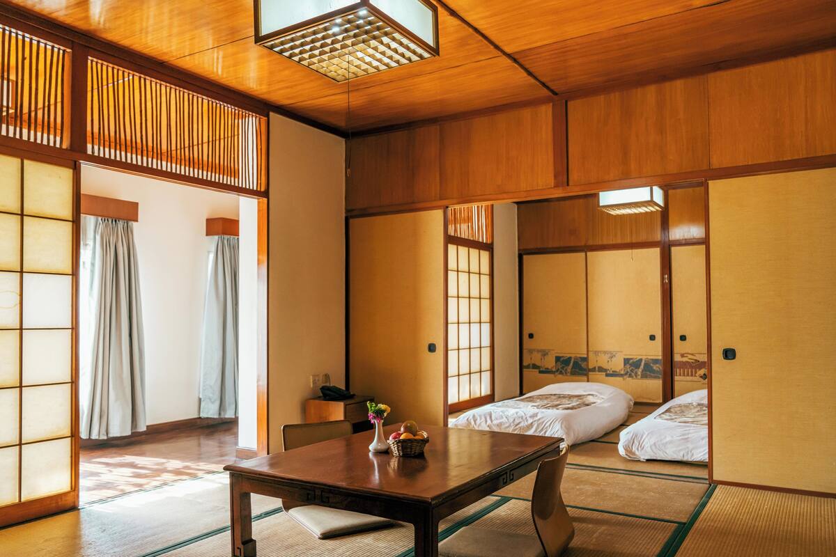 Traditional Twin Room | Peralatan tempat tidur premium, tilam berlapik, meja