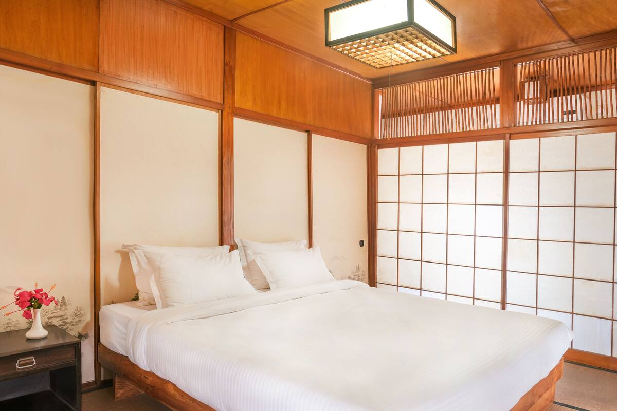 Traditional Double Room, Garden View | Peralatan tempat tidur premium, tilam berlapik, meja