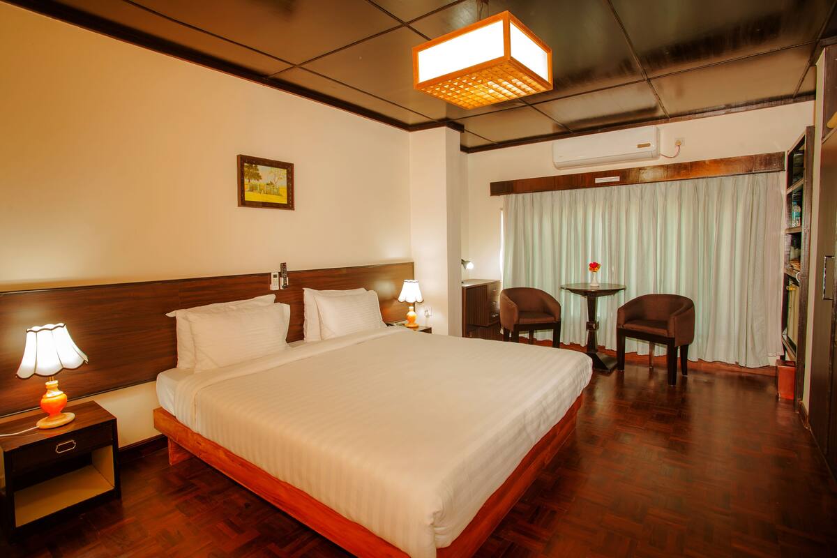 Deluxe Room | Peralatan tempat tidur premium, tilam berlapik, meja
