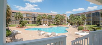 Lad bølgerne ramme dine fødder & sand være dit sæde! Gå lige ud til poolen!