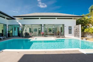 Outdoor pool, pool umbrellas, pool loungers - Villa Destiny (Rawai)