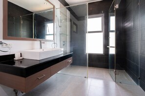 4-Bedroom Pool Villa | Baño | Tina y regadera independientes, tina profunda, secadora de cabello