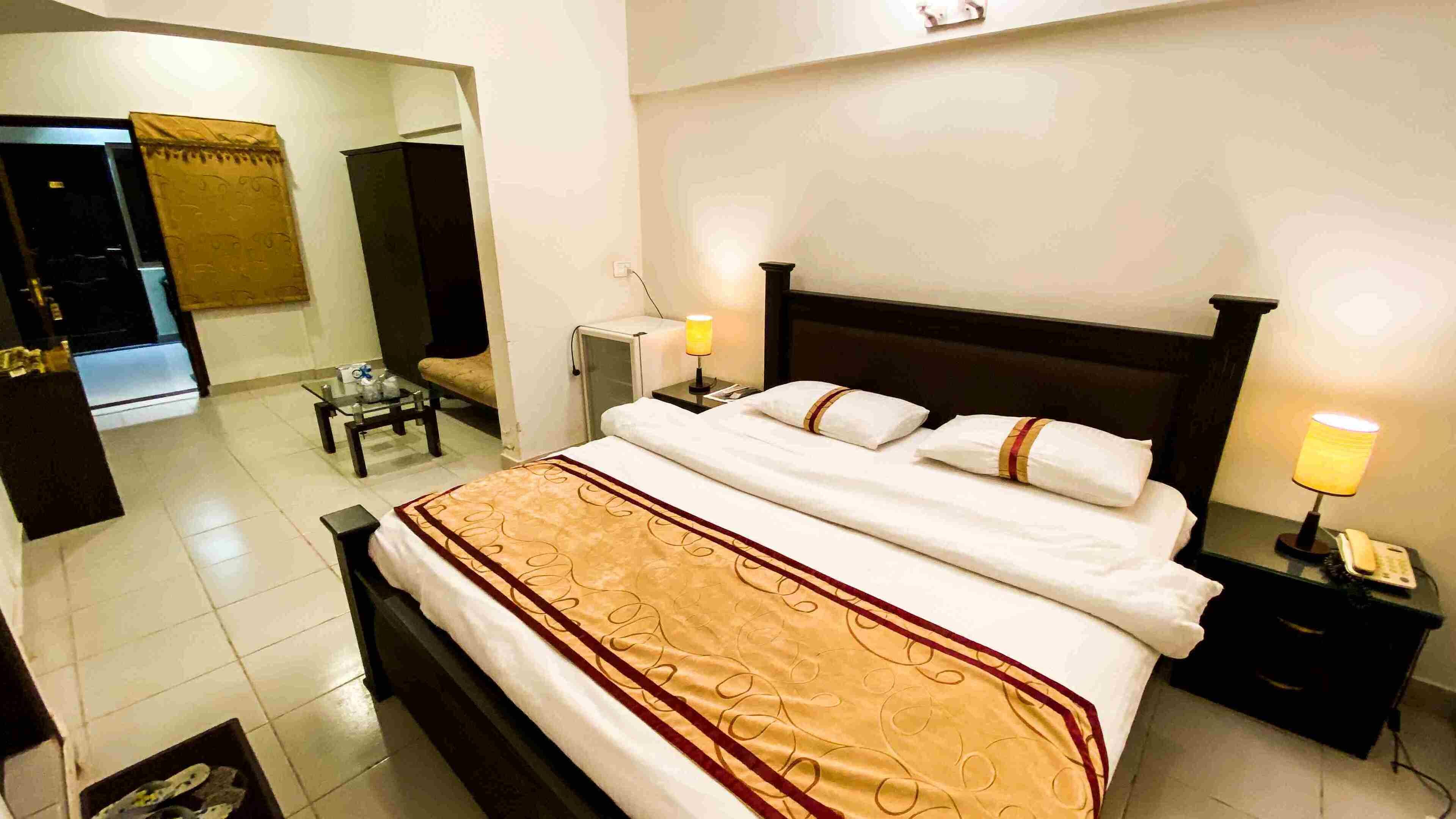 Camera Standard con letto matrimoniale o 2 letti singoli, 1 letto matrimoniale, non fumatori | Una scrivania, tende oscuranti, insonorizzazione, Wi-Fi gratuito