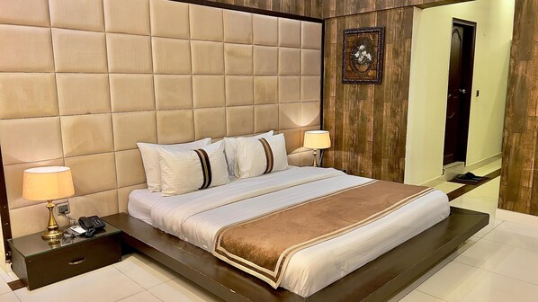 ロイヤル ダブルルーム キングベッド 1 台 バリアフリー 禁煙 | デスク、遮光カーテン、防音設備、WiFi (無料)