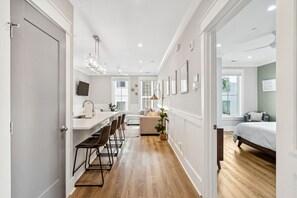 2 dormitorios, escritorio, tabla de planchar con plancha y cuna de viaje