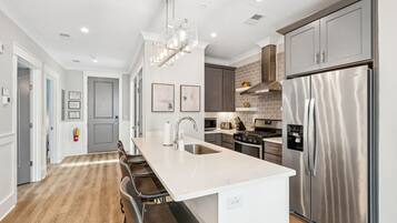 Frigorífic, microones, forn i placa de cuina