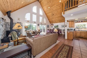 Televisión, chimenea, reproductor de DVD y futbolito