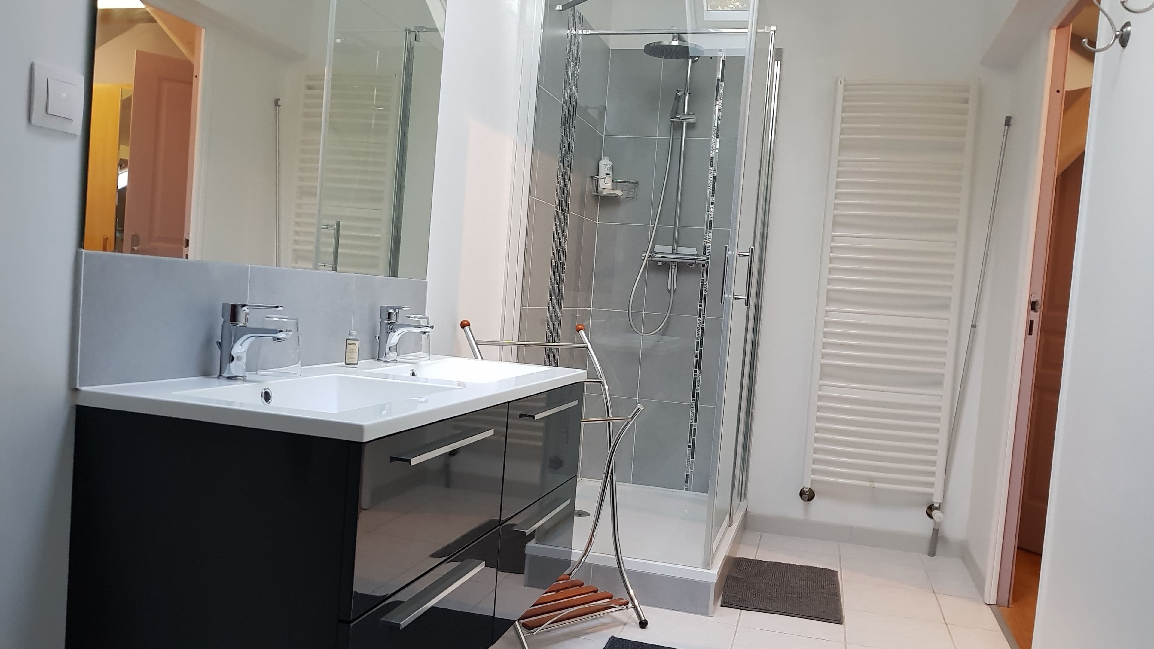 Habitación doble (Chambre Les Myosotis) | Baño | Ducha y cabezal de ducha tipo lluvia