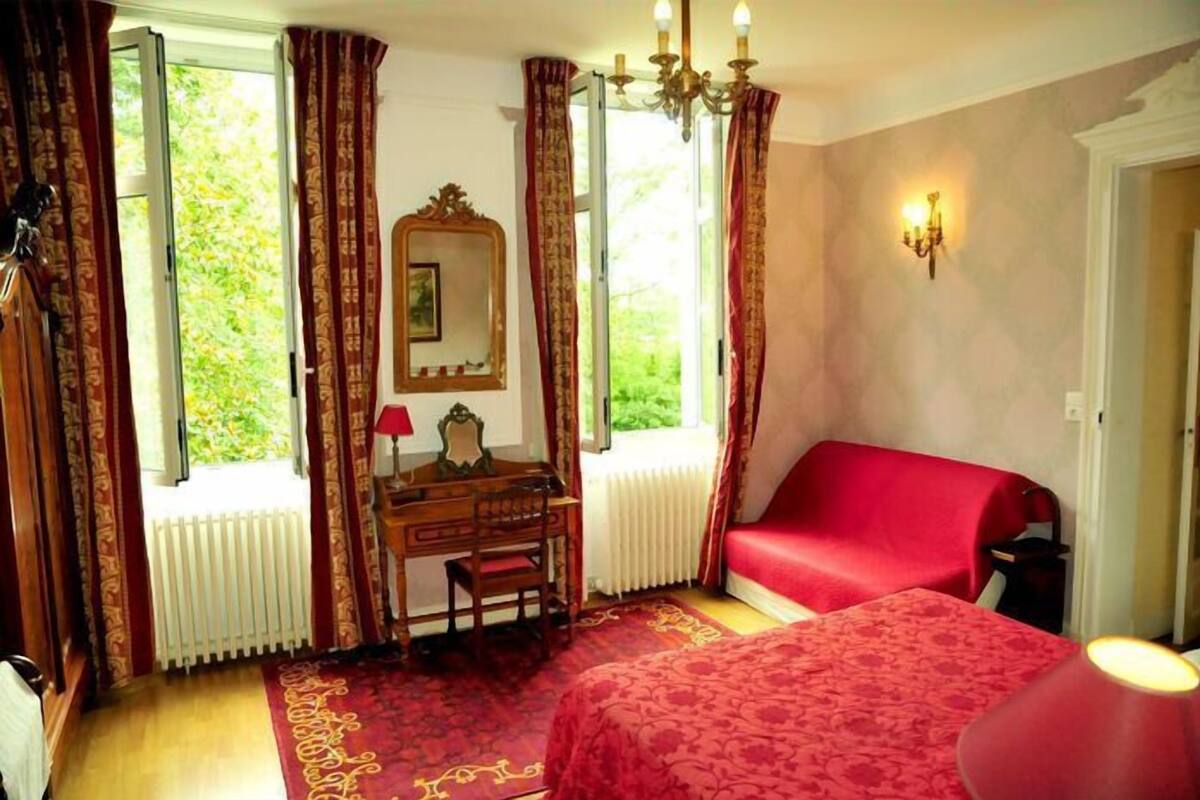 Quarto econômico, 1 cama Queen (Chambre Les Coquelicots) | Escrivaninha, ferros/tábuas de passar roupa, Wi-Fi de cortesia
