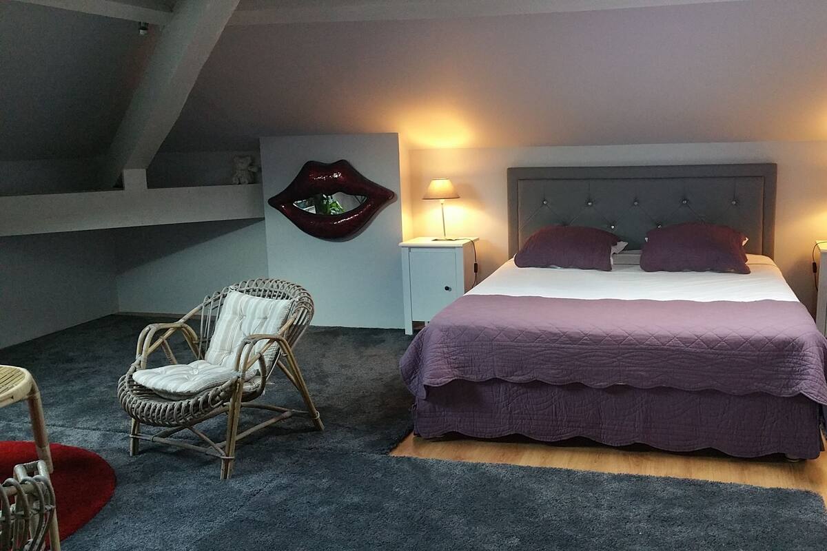 Quarto casal (Chambre Les Myosotis) | Escrivaninha, ferros/tábuas de passar roupa, Wi-Fi de cortesia