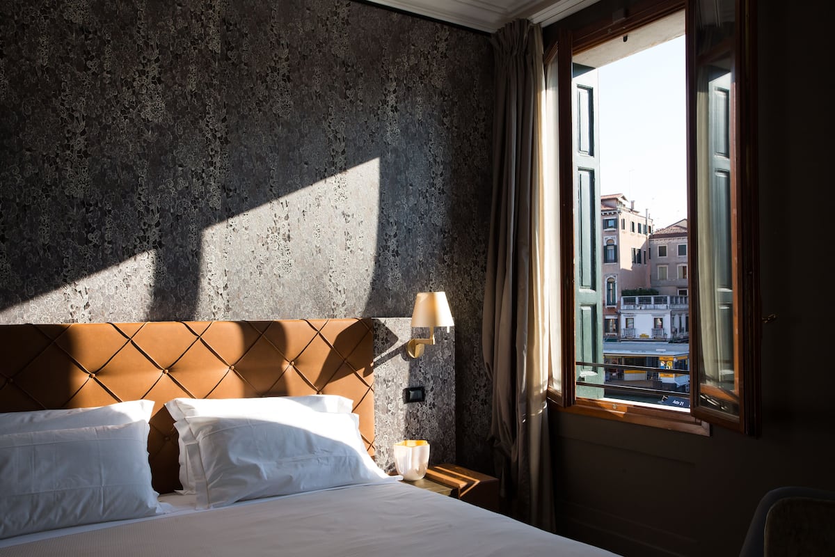Grand Deluxe Canal View | Italienske lagner fra Frette, premium-sengetøj, dundyner