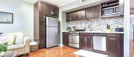 Refrigerador, microondas, horno, placa de cocina