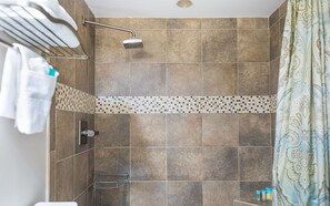 Dusche, Haartrockner, Handtücher
