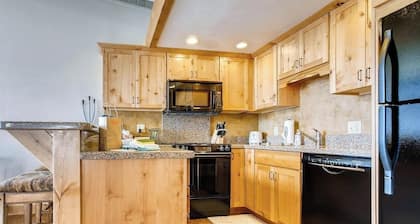 Ski-In/Out Mountain Condo w/ Pool & Spa #1007