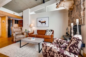 Smart TV y chimenea 