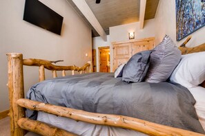 2 bedrooms, iron/ironing board, travel cot, free WiFi - Ski-In/Out Mountain Condo w/ Pool & Spa #1007 (Steamboat Springs)