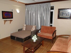 Leilighet | Oppholdsrom | En 32-tommers smart-TV med Parabol-TV samt TV og filmkjøp