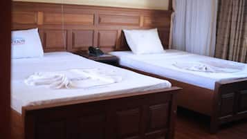 Deluxe-Zweibettzimmer | Minibar, Zimmersafe, individuell eingerichtet, Schreibtisch