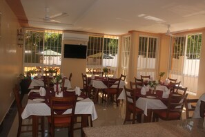 Frokost, lunsj og middag serveres, lokale og internasjonale retter 