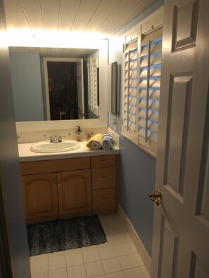 Combined shower/bathtub, hair dryer, towels, soap