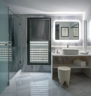 Apartemen Presidensial | Kamar mandi | Shower, perlengkapan mandi desainer, pengering rambut, dan sandal