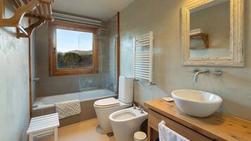 Bañera con ducha, bañera de hidromasaje, secador de pelo, bidet