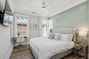 2 makuuhuonetta, työpöytä, silitysrauta/-lauta, vauvan matkasänky