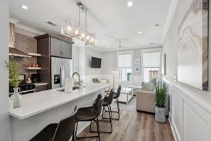 Køleskab, mikrobølgeovn, ovn, kogeplade