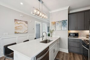 Fridge, microwave, oven, stovetop - Modern Downtown Charleston Condo (Charleston)
