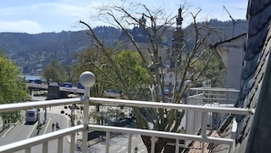 A balcony with a view of a cityscape, including a bridge and buildings. - Zum Weingutsmuseum (Cochem)