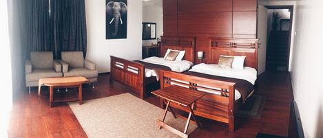 3 makuuhuonetta, tallelokero huoneessa, työpöytä, silitysrauta/-lauta