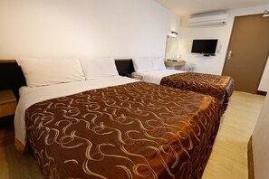 Standard Quadruple Room, 2 Double Beds | Desk, blackout drapes, bed sheets - D.Y. Hotel (Taichung)