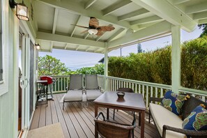 Outdoor dining - Beautiful Cottage in the heart of Hana, sleeps 2 with 1bed/1bath (Hana)