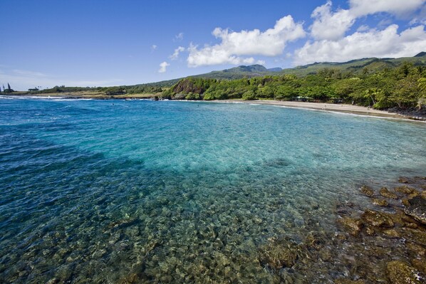 Beach - Beautiful Cottage in the heart of Hana, sleeps 2 with 1bed/1bath (Hana)