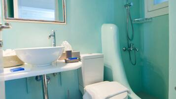 Hus, 2 soverom (Rammos 1) | Bad | Dusj, toalettartikler (inkludert), hårføner og badekåper