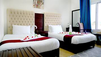 Chambre Deluxe, 1 chambre, salle de bains privée, vue piscine | Literie de qualité supérieure, minibar, rideaux occultants