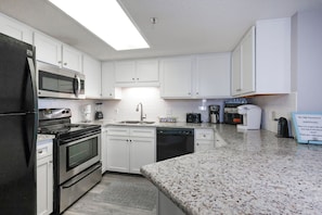 Refrigerador, microondas, horno, lavavajillas
