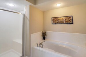 Shower, jetted bath, towels - Beach Days = Best Days!   Fishing, Sunning, Beaching, Boating, Swimming=FUN!! (Biloxi)