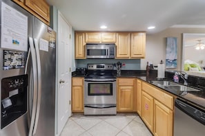 Refrigerador, microondas, horno, placa de cocina