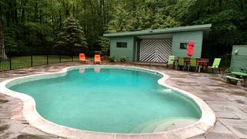 Een buitenzwembad, een verwarmd zwembad