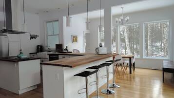 Een koelkast, een magnetron, een oven, een kookplaat