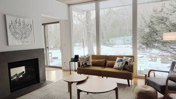 Een smart-tv, een open haard, een filmbibliotheek en een computerscherm