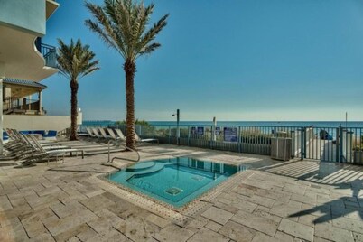 Stunning Beachfront Condo! 50% off Jan 3 - Feb 1! Near Pier Park Shops & Dining!