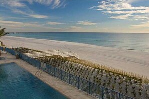 Plage, chaises longues